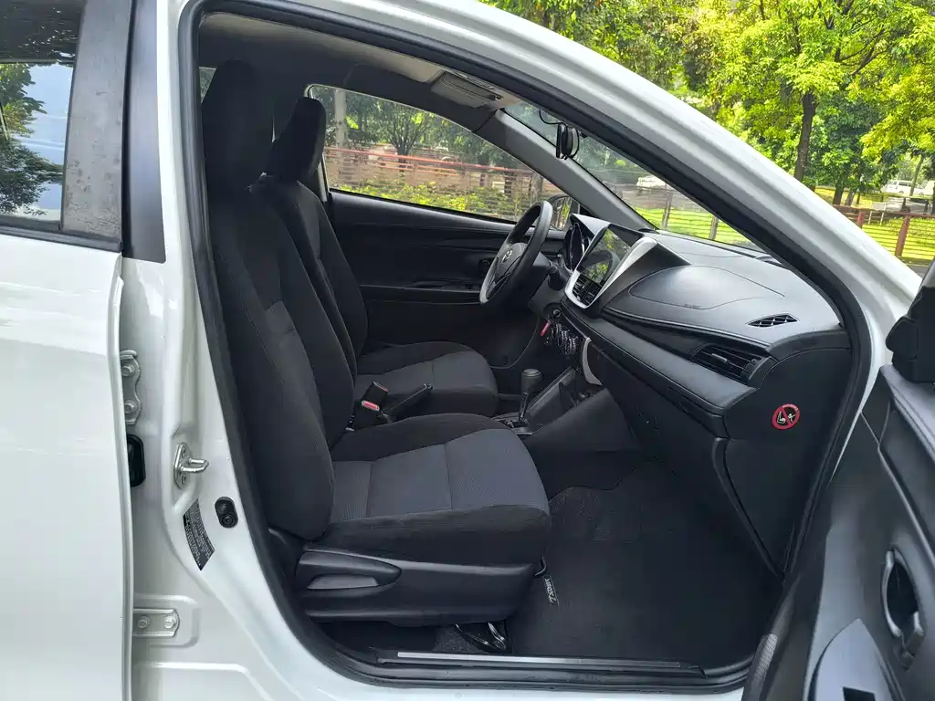 Toyota Yaris L 2019 — фото 10
