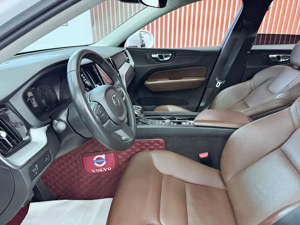 Volvo XC60 2019 — фото 14