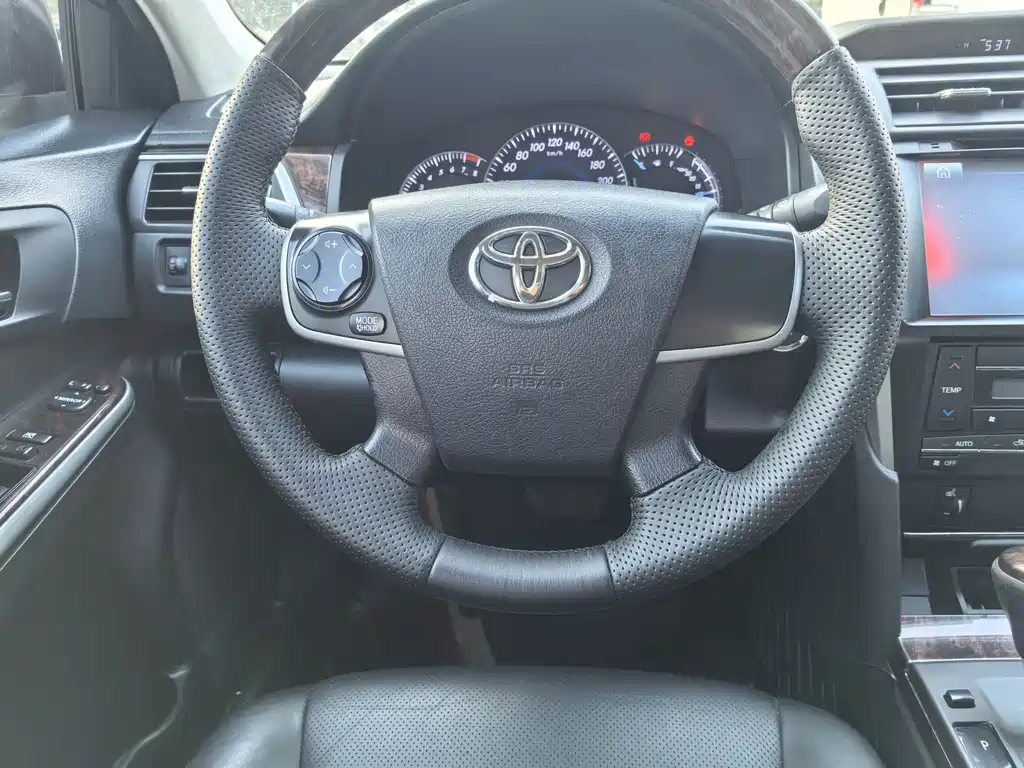 Toyota Camry 2015 — фото 8