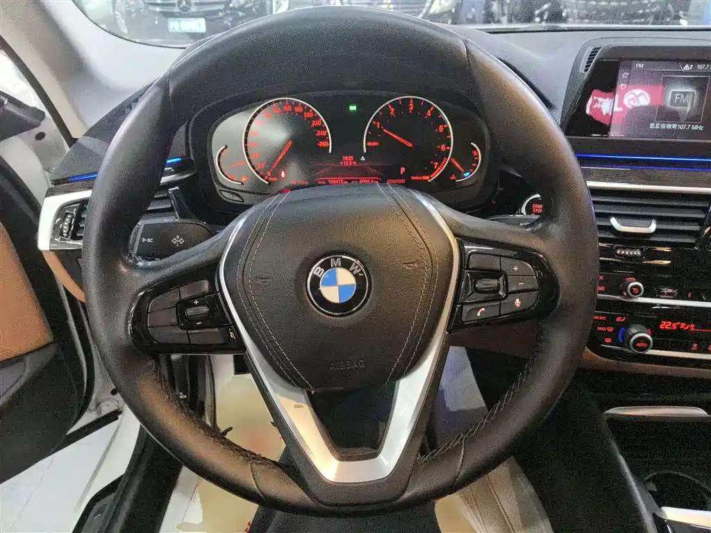 BMW 5 Series 2018 — фото 11