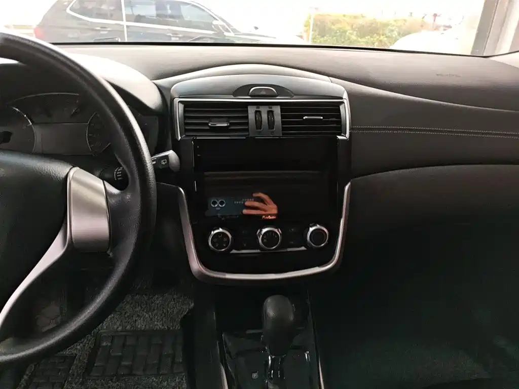 Nissan Tiida 2018 — фото 9