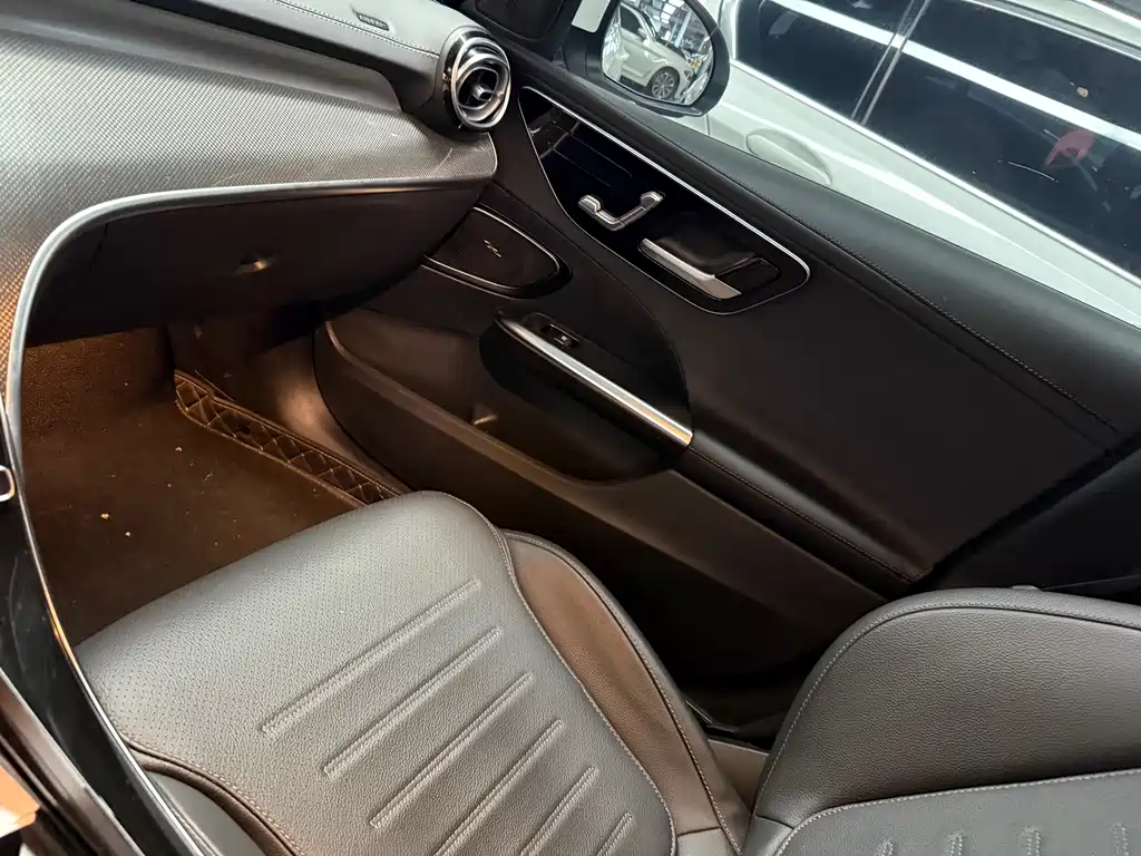 Mercedes-Benz C-Class 2023 — фото 6