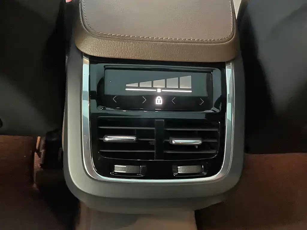 Volvo XC90 2022 — фото 12