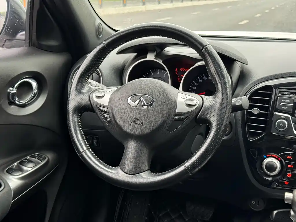 Infiniti ESQ 2017 — фото 7