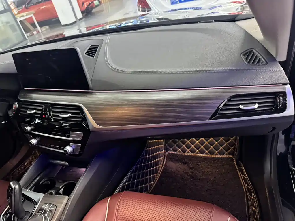 BMW 5 Series 2021 — фото 14