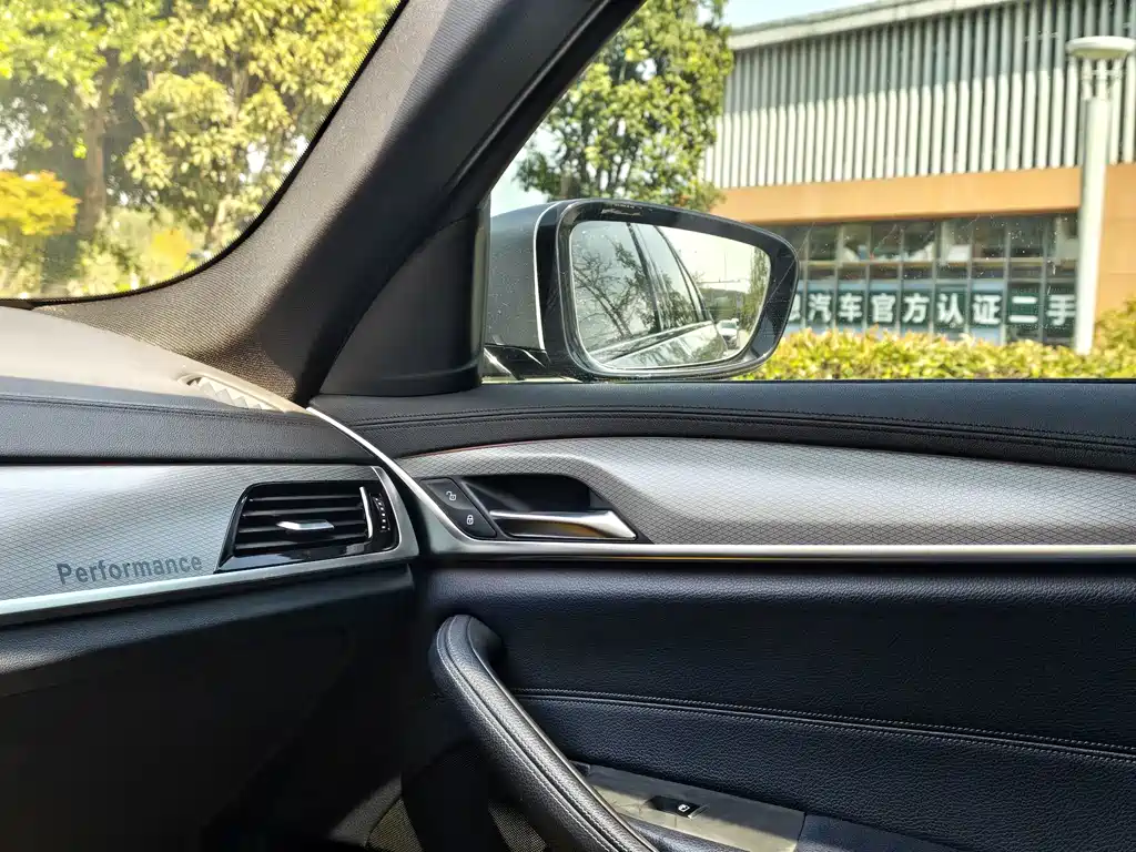 BMW 5 Series 2018 — фото 11