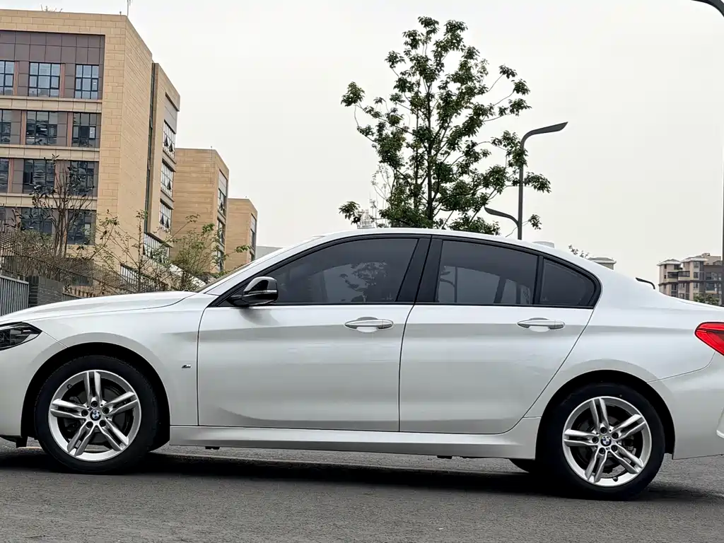 BMW 1 Series 2021 — фото 10