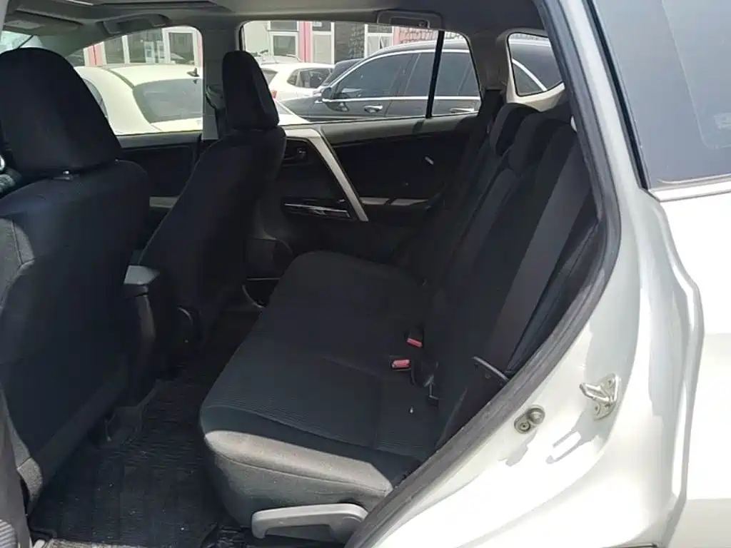 Toyota RAV4 2016 — фото 17