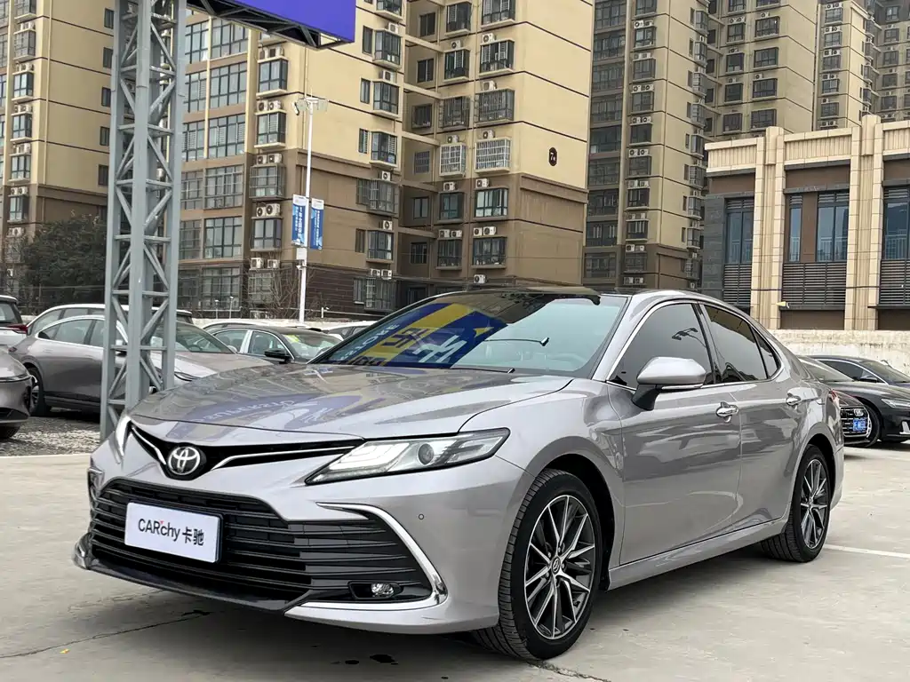 Toyota Camry 2023 — фото 1