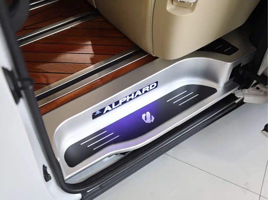Toyota Alphard 2022 — фото 13