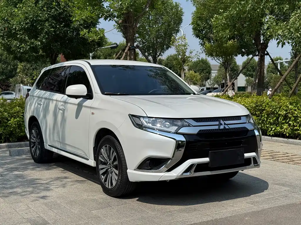 Mitsubishi Outlander 2022 — фото 4