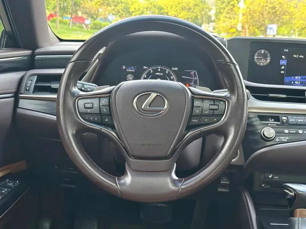 Lexus ES 2020 — фото 9