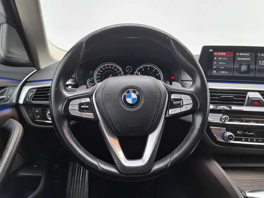 BMW 5 Series 2018 — фото 11