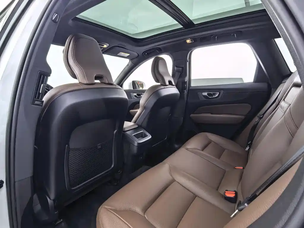 Volvo XC60 2021 — фото 15
