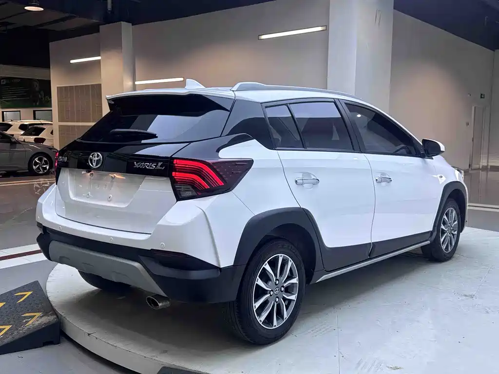 Toyota Yaris L 2022 — фото 6