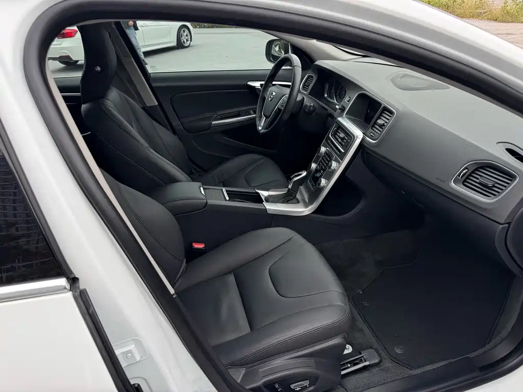 Volvo S60 2018 — фото 18
