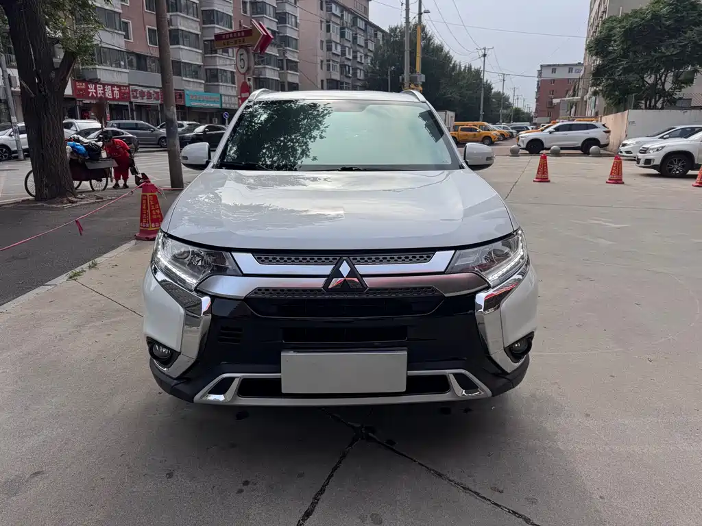 Mitsubishi Outlander 2020 — фото 2