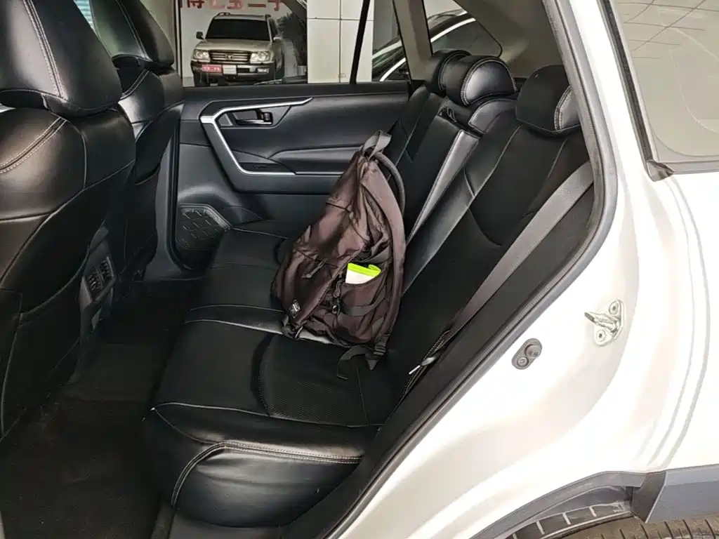 Toyota RAV4 2021 — фото 17