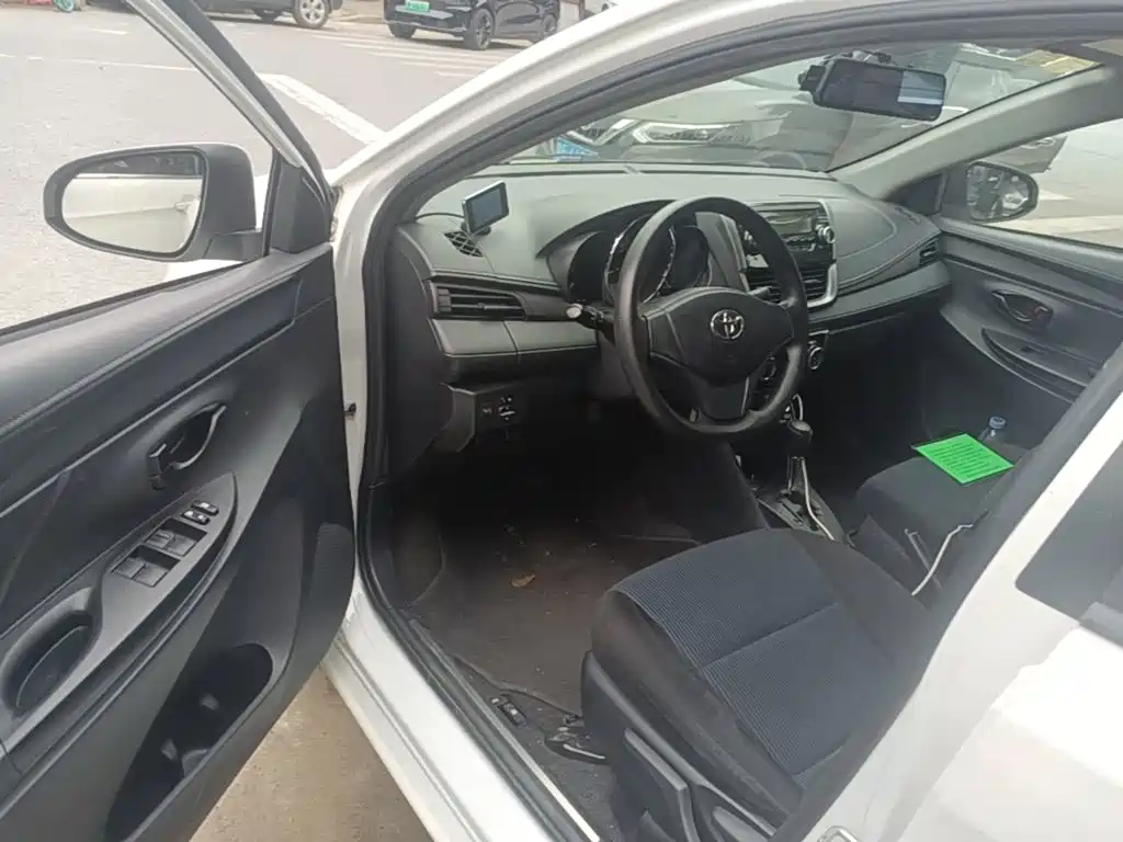 Toyota Yaris L 2017 — фото 12