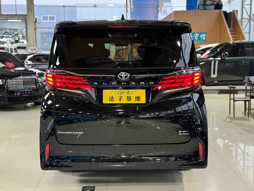 Toyota Alphard 2024 — фото 27