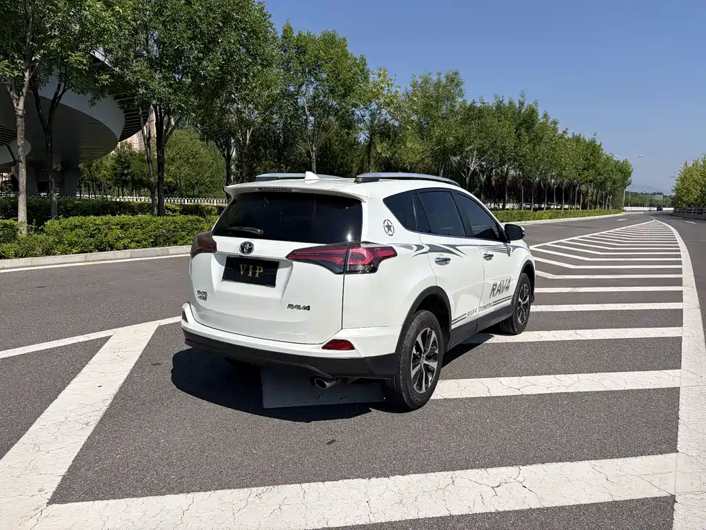 Toyota RAV4 2018 — фото 10