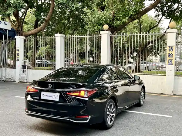 Lexus ES 2024