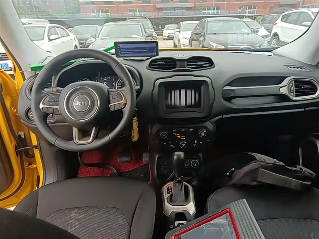 Jeep Renegade 2018 — фото 10
