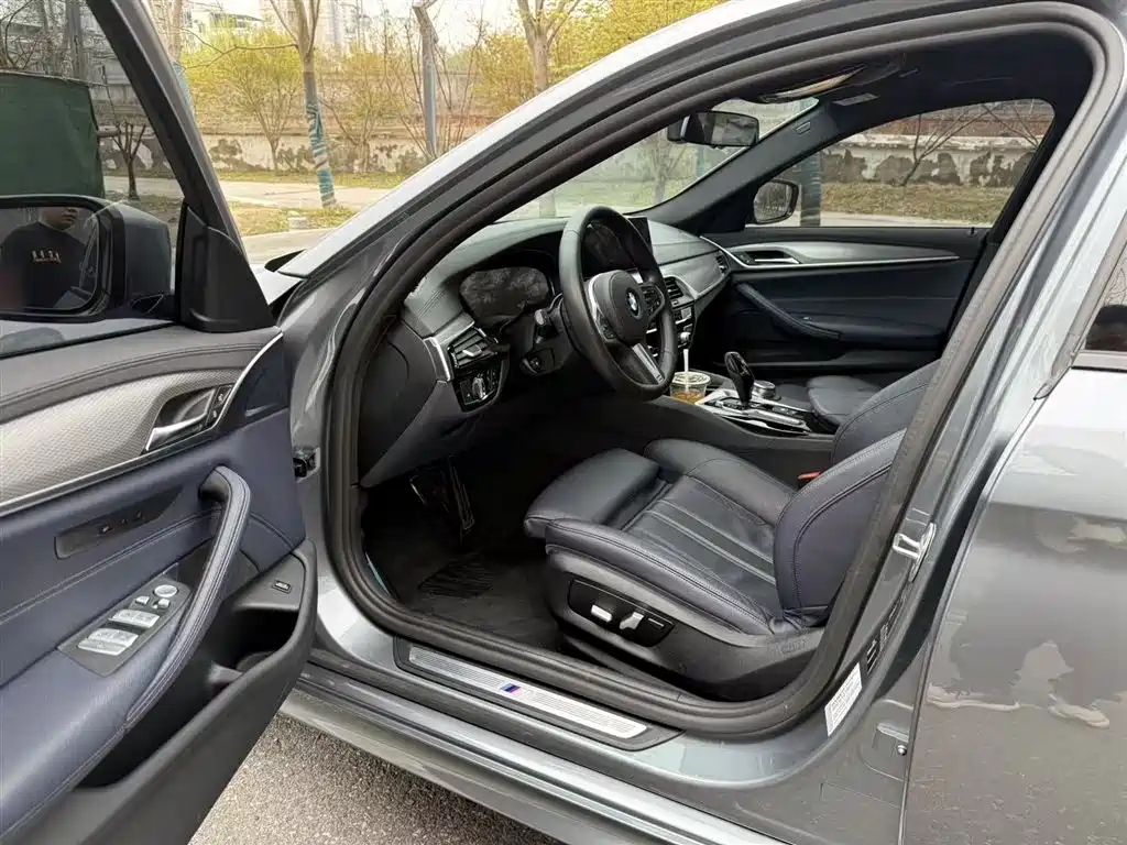 BMW 5 Series 2019 — фото 12