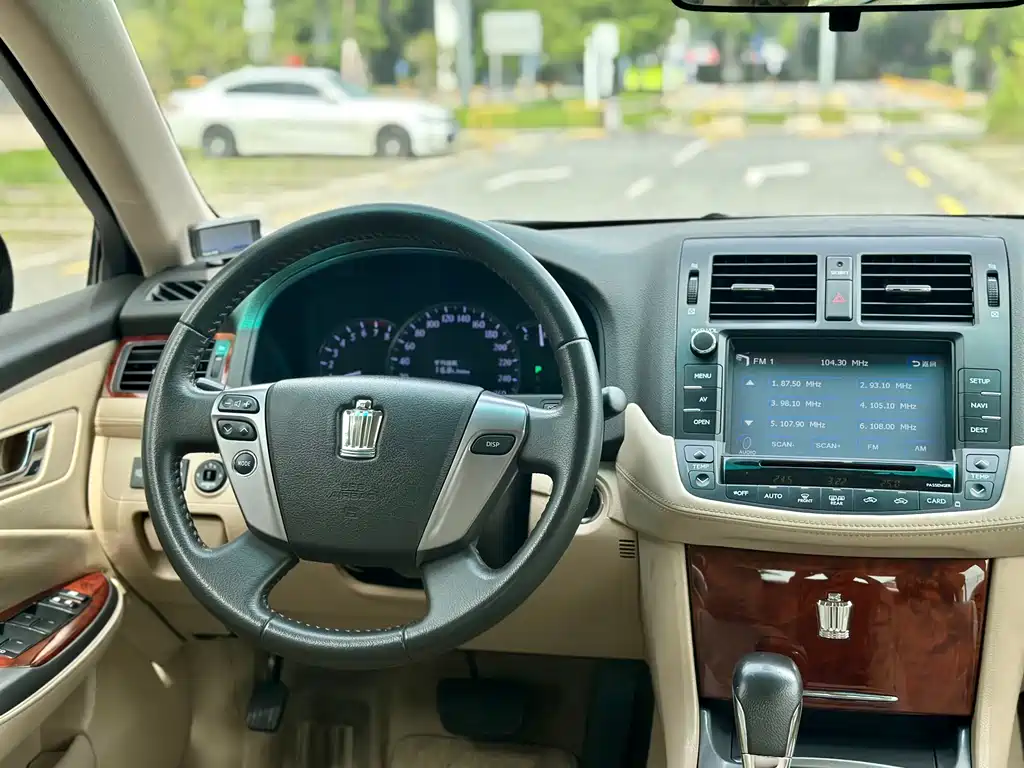 Toyota Crown 2015 — фото 13