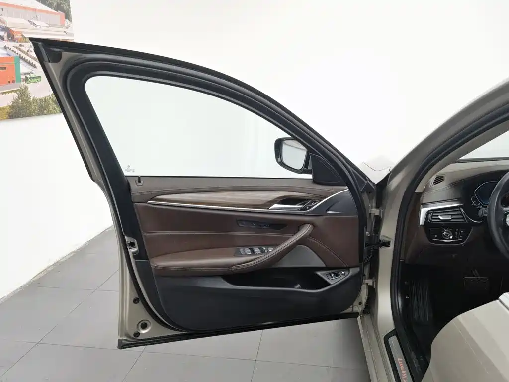 BMW 5 Series New Energy 2021 — фото 8