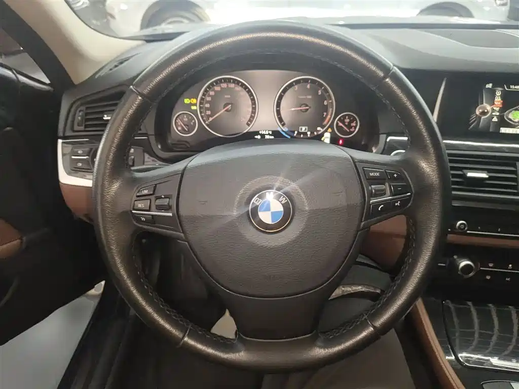BMW 5 Series 2015 — фото 11