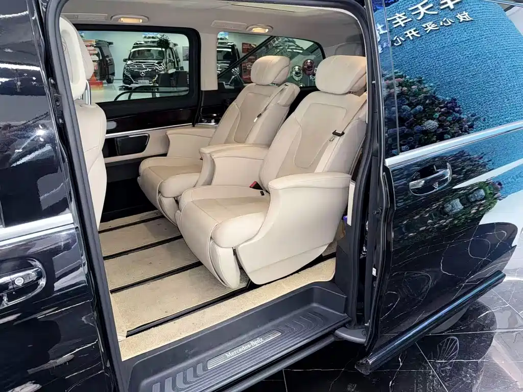 Mercedes-Benz V-Class 2019 — фото 18