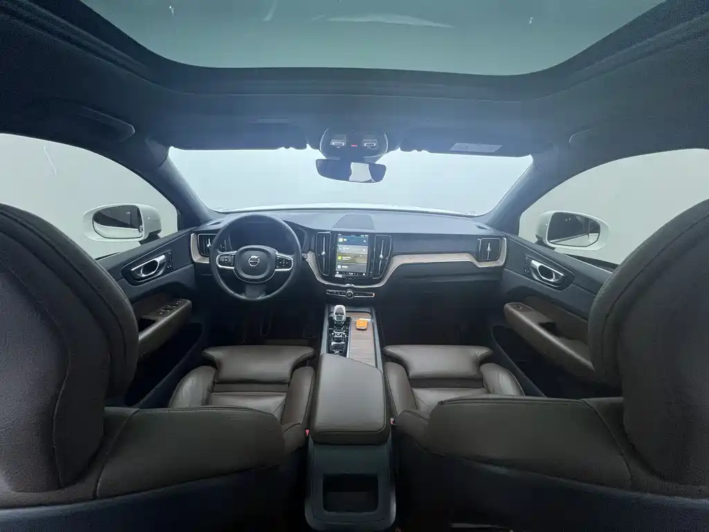 Volvo XC60 2023 — фото 8