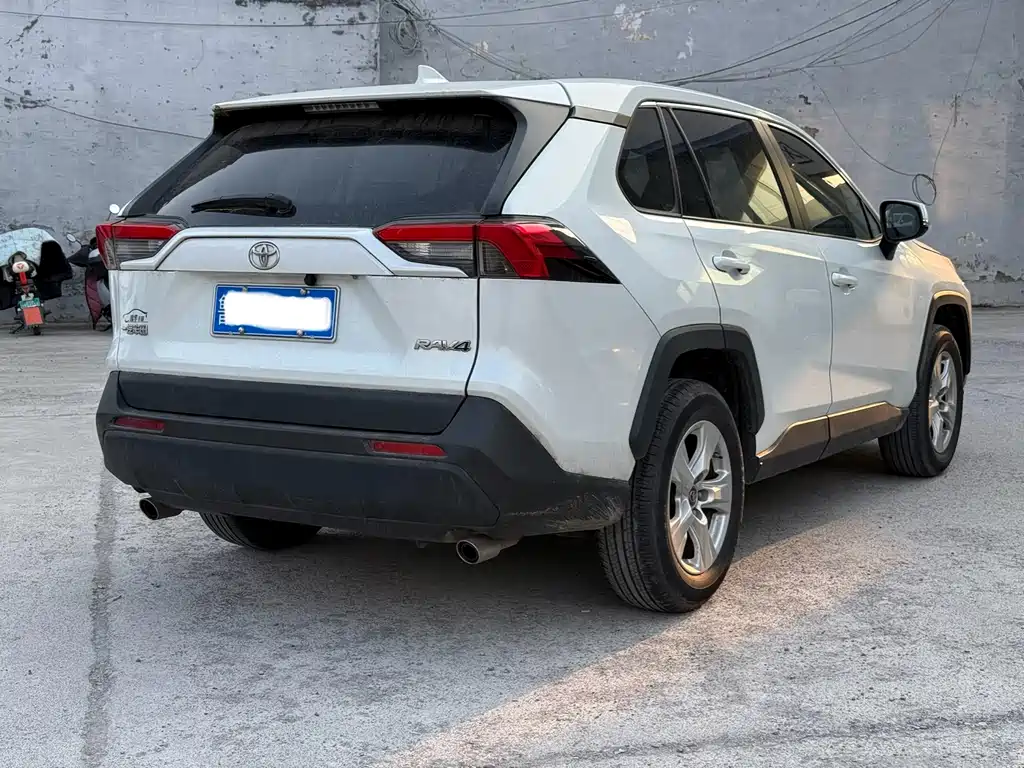 Toyota RAV4 2021 — фото 3