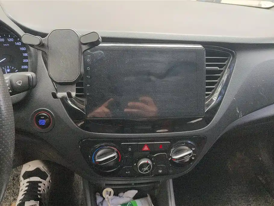 Hyundai Verna 2017 — фото 13