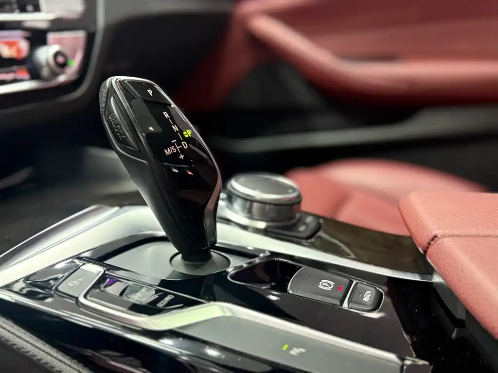 BMW 5 Series 2018 — фото 11