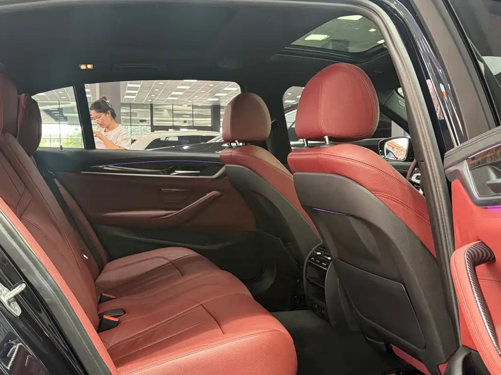 BMW 5 Series 2018 — фото 14