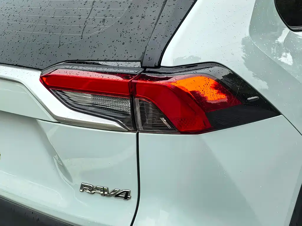 Toyota RAV4 2021 — фото 12