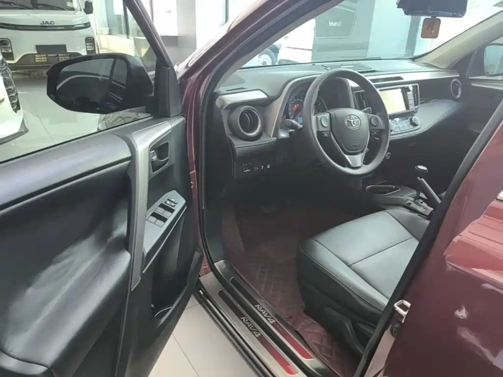 Toyota RAV4 2019 — фото 16