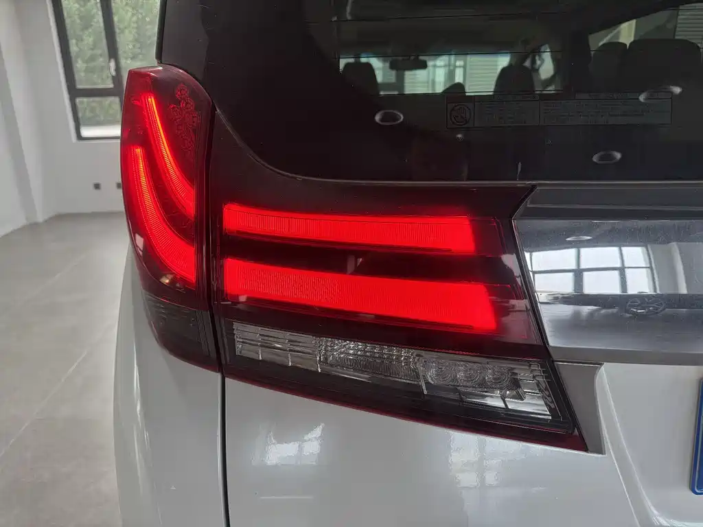 Toyota Alphard 2017 — фото 13