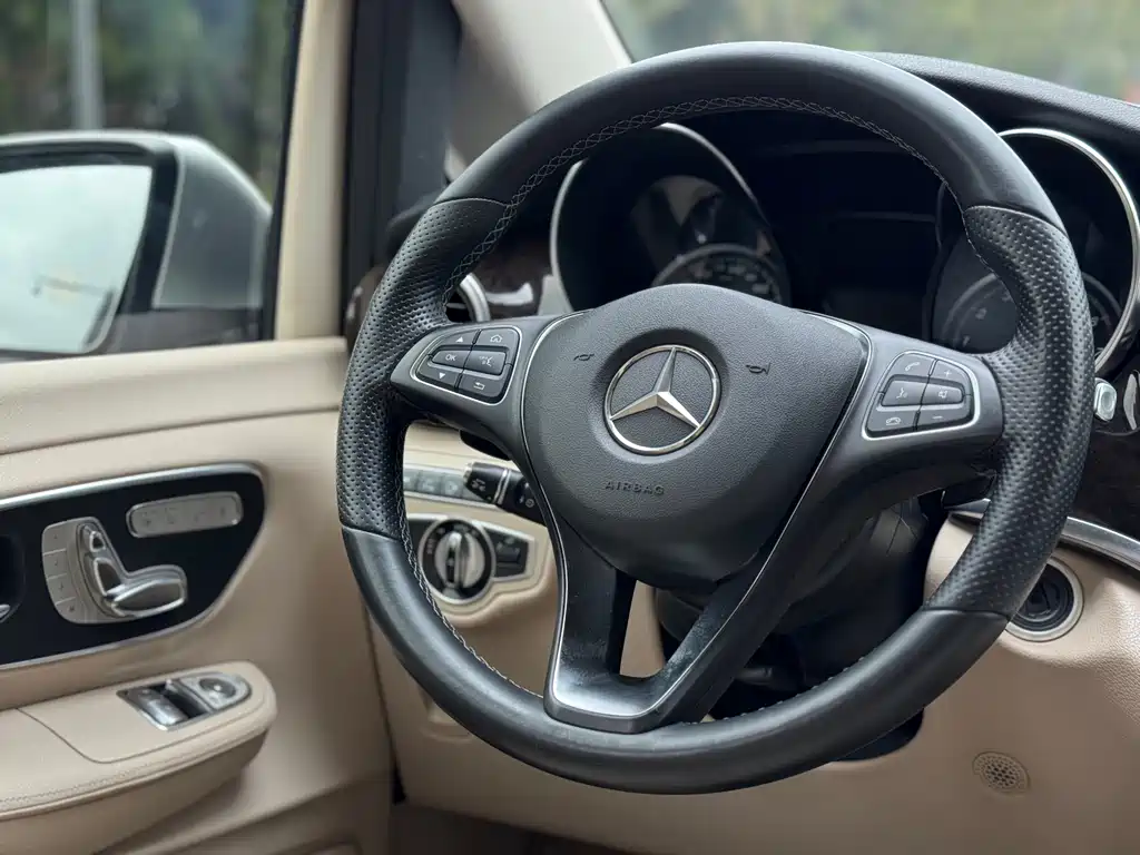 Mercedes-Benz V-Class 2017 — фото 16