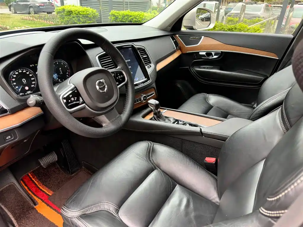 Volvo XC90 2018 — фото 10