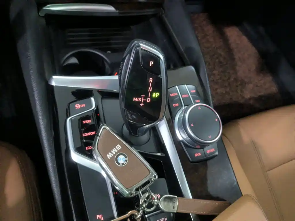 BMW 5 Series 2017 — фото 10