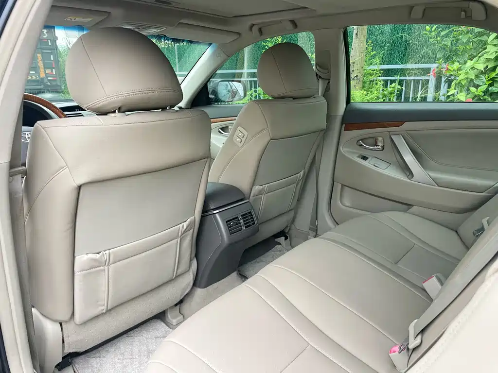 Toyota Camry 2010 — фото 16