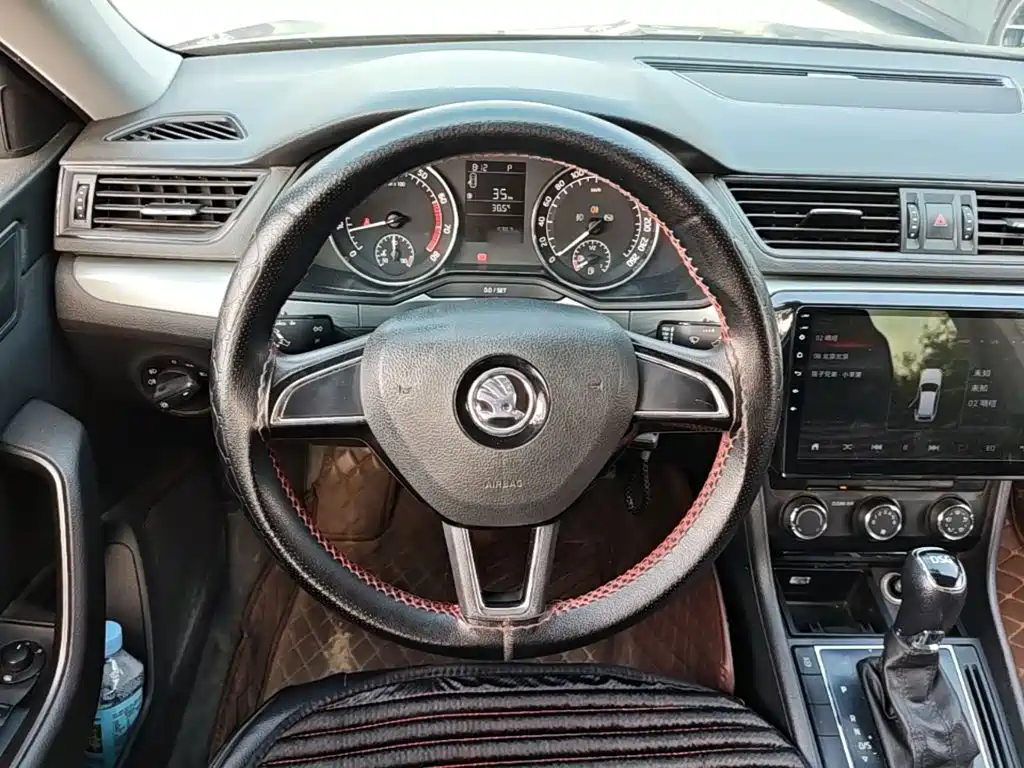 Skoda Superb 2018 — фото 11