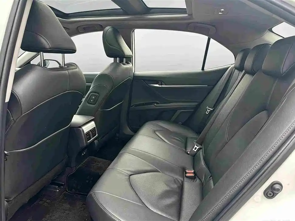 Toyota Camry 2020 — фото 11