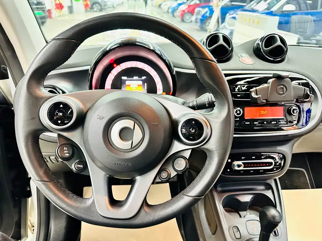 smart Fortwo 2018 — фото 31