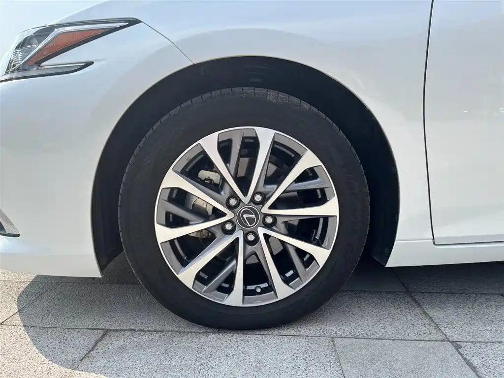 Lexus ES 2022 — фото 9