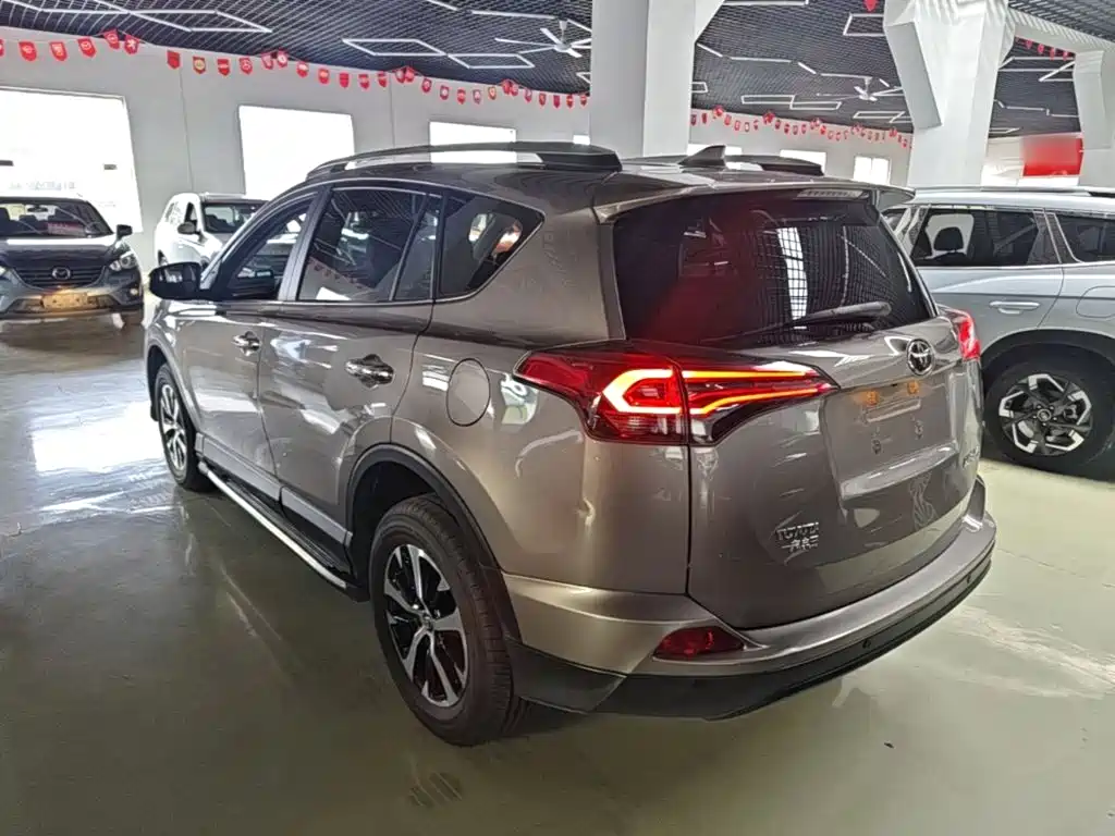 Toyota RAV4 2019 — фото 5