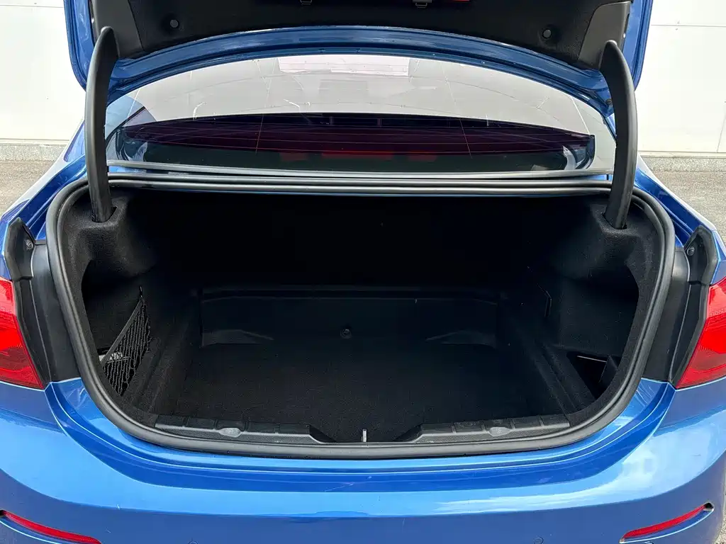 BMW 1 Series 2018 — фото 15